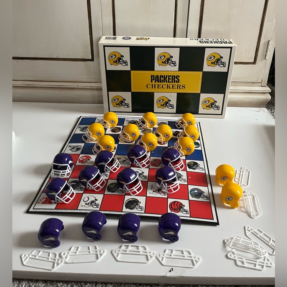Vintage 1993 NFL GREEN BAY PACKERS vs VIKINGS NFL Helmet Checkers Board Game